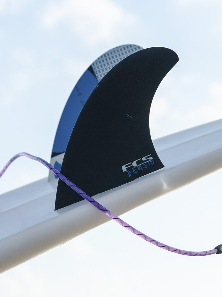 FCS2 DEUS POWER TWIN＋1 （スタビ）PG FCS | Deus Power Twin + 1 PG Fins | Surfboard Empire